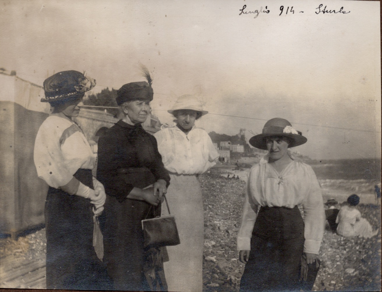 Alice (a sinistra), con la madre Maria e le sorelle Elena e Bice (1914). Fotografia gentilmente concessa dalla famiglia Osimo.